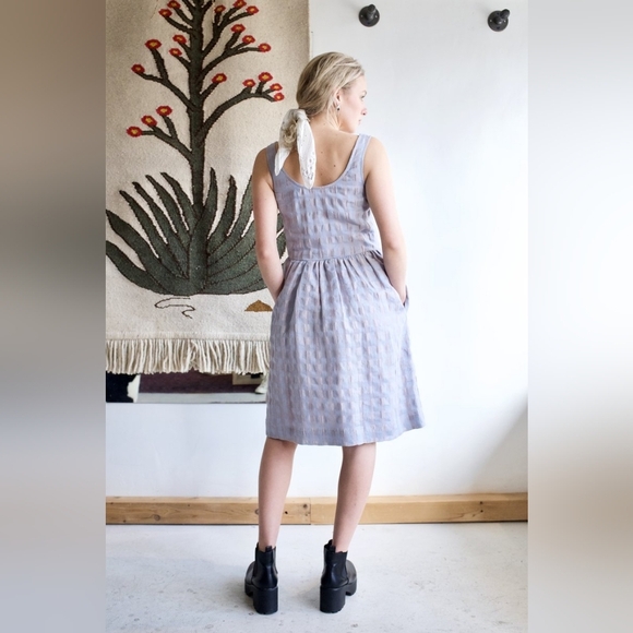 Elegant Lavender Sleeveless Dress - Picture 3 of 6